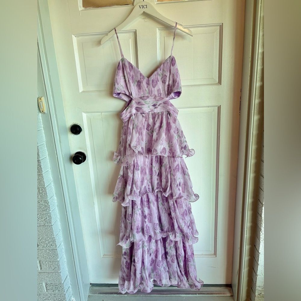 New ASTR the Label Revolve MIDI DRESS JAIDEN Purple Floral Rubble Tiered - Picture 5 of 9